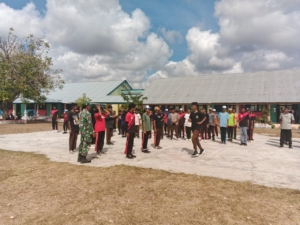 Babinsa Rindi Umalulu Beri Pelatihan PBB kepada Siswa Paskibraka