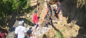 TNI AD Perkuat Kamtibmas di Desa Raporendu melalui Karya Bakti dan Pamwil