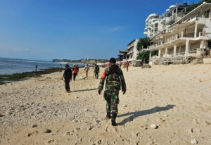 Babinsa Dukung dalam Pembongkaran Bangunan Liar di Pantai Bingin Berhasil Ditertibkan