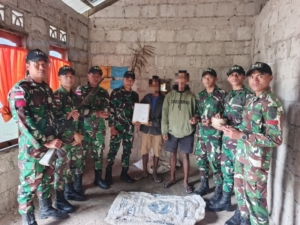 Berkah Agustus Lewat Serangkaian Kegiatan Satgas, Masyarakat Dusn Lakmarastas Serahkan Jatmuhandak Kepada Satgas Pos Lakmars