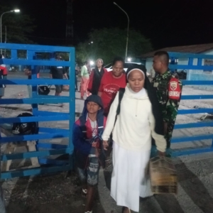 KM Bukit Siguntang Sandar, Babinsa Siaga di Pelabuhan Lewoleba