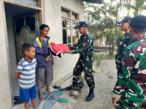 Sambut HUT RI ke 80, Pos Laktutus Bagikan Bendera Untuk Dikibarkan di Rumah Warga Perbatasan