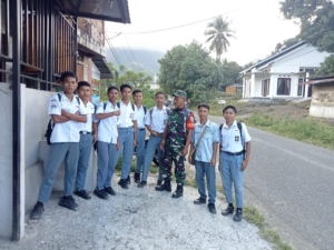 Babinsa Koramil 1602-01/Ende Ingatkan Siswa SMKN Tetap Disiplin di Luar Jam Pelajaran