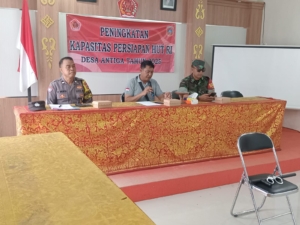 Dukung peningkatan kapasitas Linmas, Babinsa 1623-05/Manggis berikan materi wasbang dan latihkan PBB.