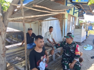 Babinsa Koramil 1602-04/Maurole Perkuat Kemanunggalan TNI-Rakyat Lewat Komsos