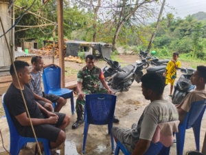 Babinsa Koramil 1602-01/Ende Dampingi Masyarakat Jaga Keamanan Desa