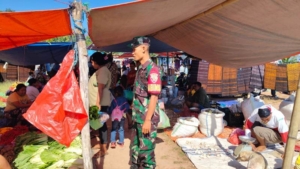 Wujud Kepedulian TNI, Babinsa Lakukan Komsos dan Monitoring Keamanan di Pasar Tradisional