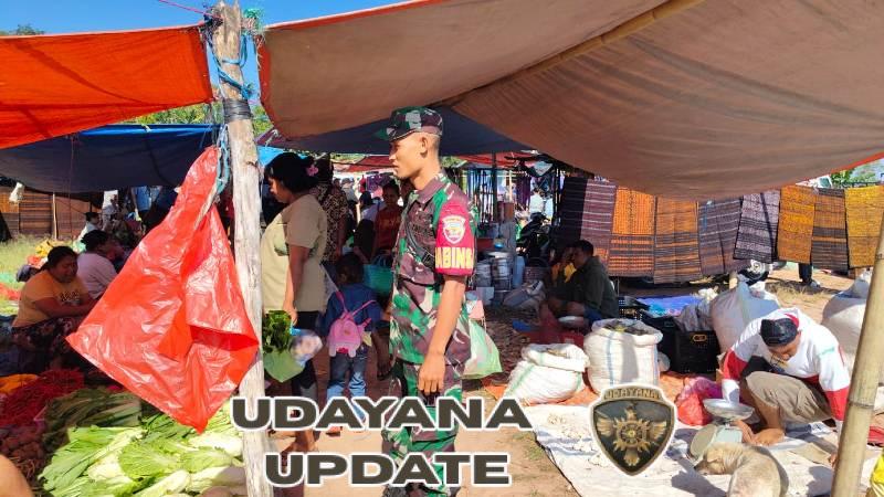 Wujud Kepedulian TNI, Babinsa Lakukan Komsos dan Monitoring Keamanan di Pasar Tradisional