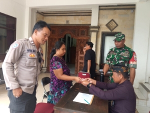 Tertib dan Aman, Babinsa Awasi Pencairan Dana BLT di Kantor Desa Buruan