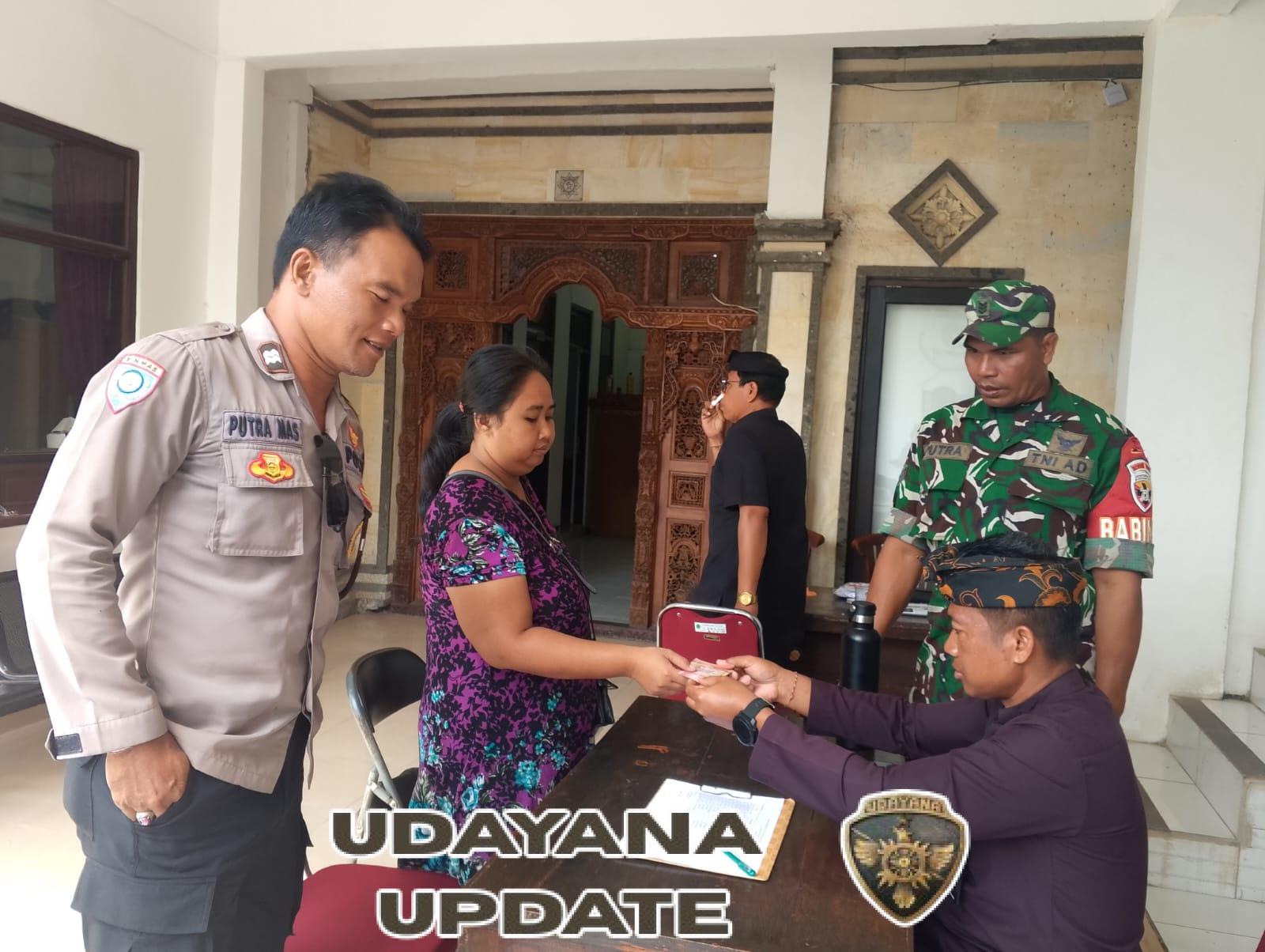 Tertib dan Aman, Babinsa Awasi Pencairan Dana BLT di Kantor Desa Buruan