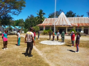 Tingkatkan Disiplin dan Patriotisme, Babinsa dan Bhabinkamtibmas Latih PASKIBRA di Biboki Selatan