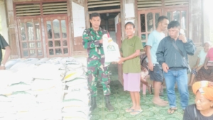 Pastikan Bantuan Tepat Sasaran, Babinsa Kodim 1602/Ende Awasi Penyaluran Beras