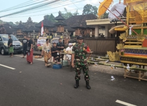 Bentuk Kepedulian, Babinsa Desa Jegu Hadir dan Amankan Prosesi  Upacara Adat Warga