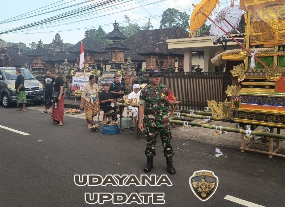 Bentuk Kepedulian, Babinsa Desa Jegu Hadir dan Amankan Prosesi Upacara Adat Warga