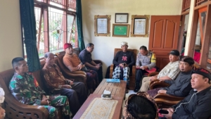 Babinsa dan Bhabinkamtibmas Jalin Silaturahmi Lewat Komsos di Ruang Kerja Kades Susut