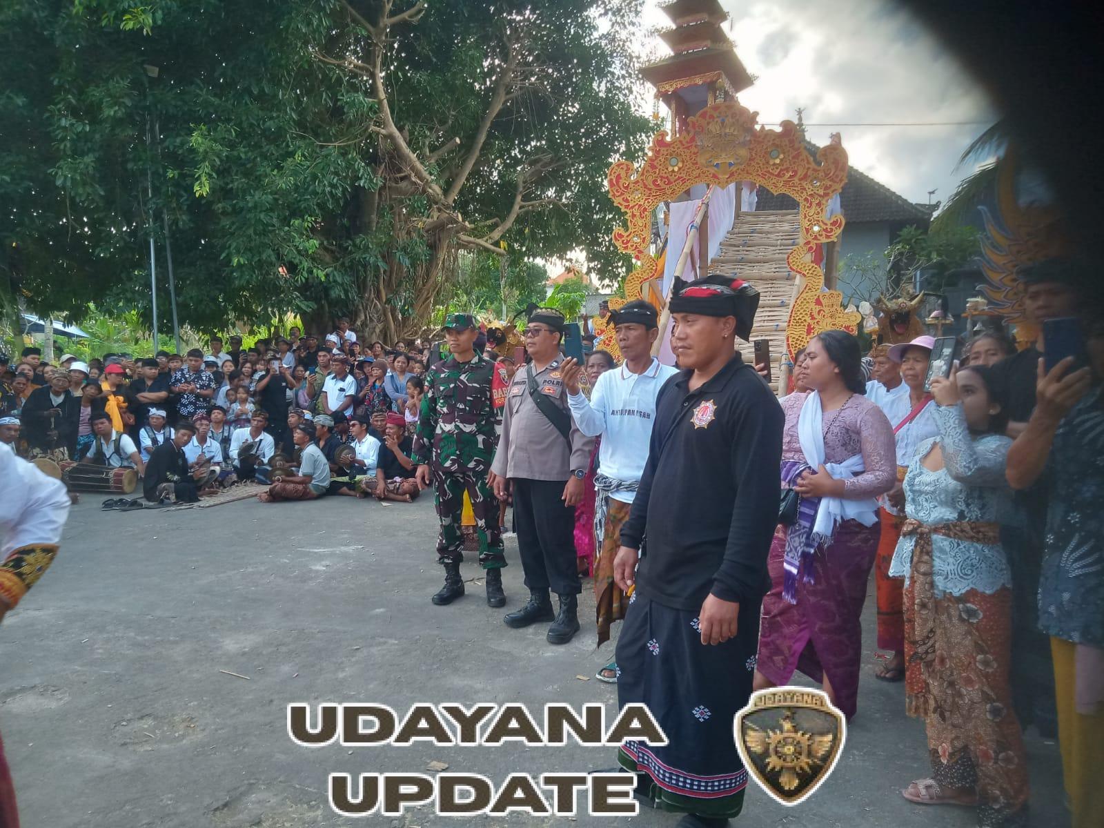 Jalin Sinergi Kawal Tradisi, Babinsa Batukandik Pastikan Mepeed Aman Dan Lancar