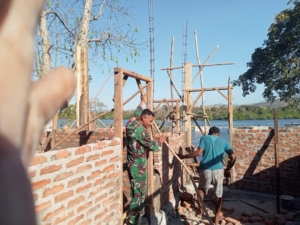 Babinsa Pantar Barat Terjun Langsung Bantu Pembangunan Rumah Warga
