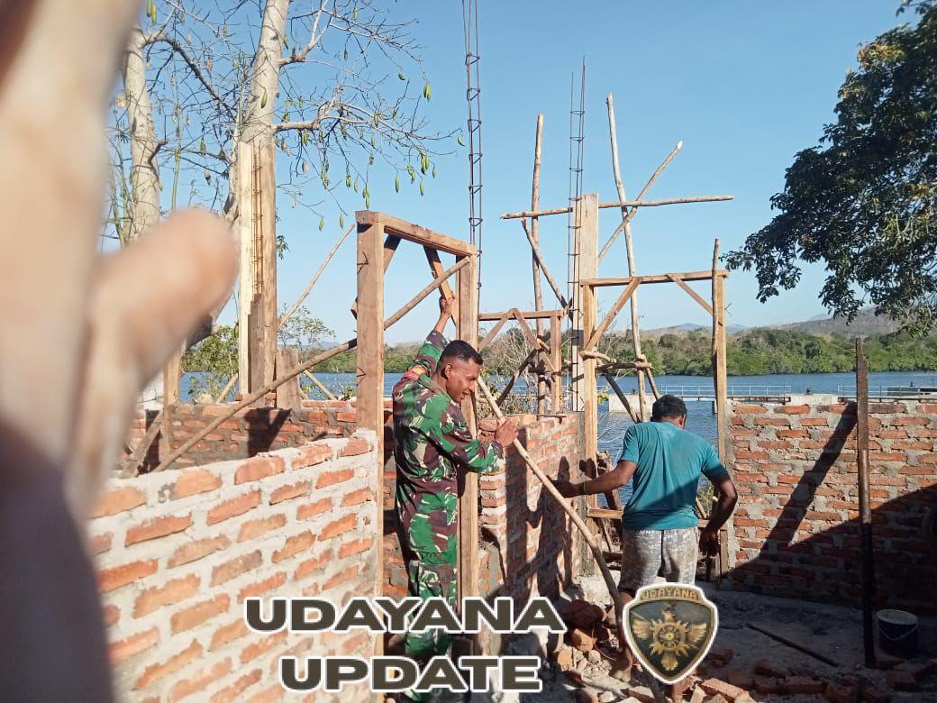 Babinsa Pantar Barat Terjun Langsung Bantu Pembangunan Rumah Warga
