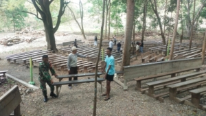 Gotong Royong Babinsa dan Pemuda Katolik Warnai Persiapan Ibadat Minggu