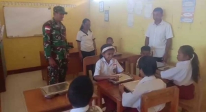 Babinsa Ba’a Kawal Program Makan Bergizi Gratis untuk Ribuan Pelajar dan Balita