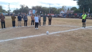 Sertu Apriyadi Lonowata Babinsa Koramil 02/Pantai Baru Hadiri Upacara Pembukaan Turnamen Sepak Bola Mini