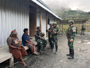 Simbol Kasih dari Tanah Papua: Noken Mama-Mama Diborong Satgas Yonif 743/PSY