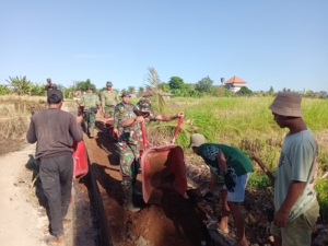 Perjuangan Bersama TNI dan Warga, Jalan Usaha Tani Desa Batuan Hampir Rampung