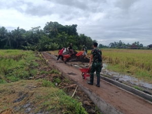 Peran Aktif Babinsa Sertu Suparman dan Warga Warnai Pembangunan TMMD di Sukawati
