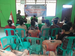 Salurkan Bantuan Beras Di Desa Nitakloang, Babinsa Harap Kesejahteraan Masyarakat.