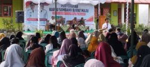 Sinergi TNI dan Pemda: Danpos Sekongkang Dampingi Penyerahan Kartu SBM di Maluk