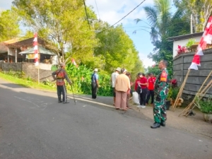 Babinsa dan Warga Banjar Insakan Kompak Hiasi Desa Jelang Hari Kemerdekaan