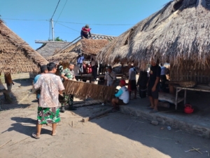 TNI dan Warga Kompak Bangun Berugak di Lombok Utara