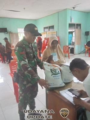 Babinsa Dampingi Penerimaan Bantuan Pangan untuk Masyarakat Desa Bilal