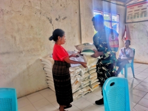 Penyaluran Bantuan CBP di Ende Dikawal Langsung oleh Babinsa Koramil 1602-04/Maurole