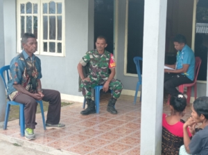 Babinsa Koramil Maurole Bantu Sukseskan Program Beras Cadangan Pemerintah