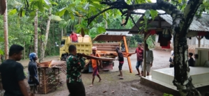 Babinsa Koramil 1602-02/Wolowaru Perkuat Kemanunggalan Lewat Karya Bakti