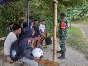 Tingkatkan Pamwil, Babinsa Serda Yosef Ati Lakukan Monitoring di Desa Aebara