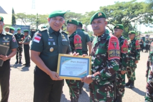Satgas Yonif 741/GN Dipimpin Dansatgas Letkol Inf Gafur Thalib Terima Piagam Penghargaan di Makorem 161/Wira Sakti