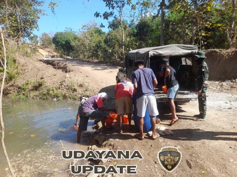 Suplay Air ke Lokasi TMMD, Personil Satgas TMMD Kodim Belu dan Warga Angkut Air