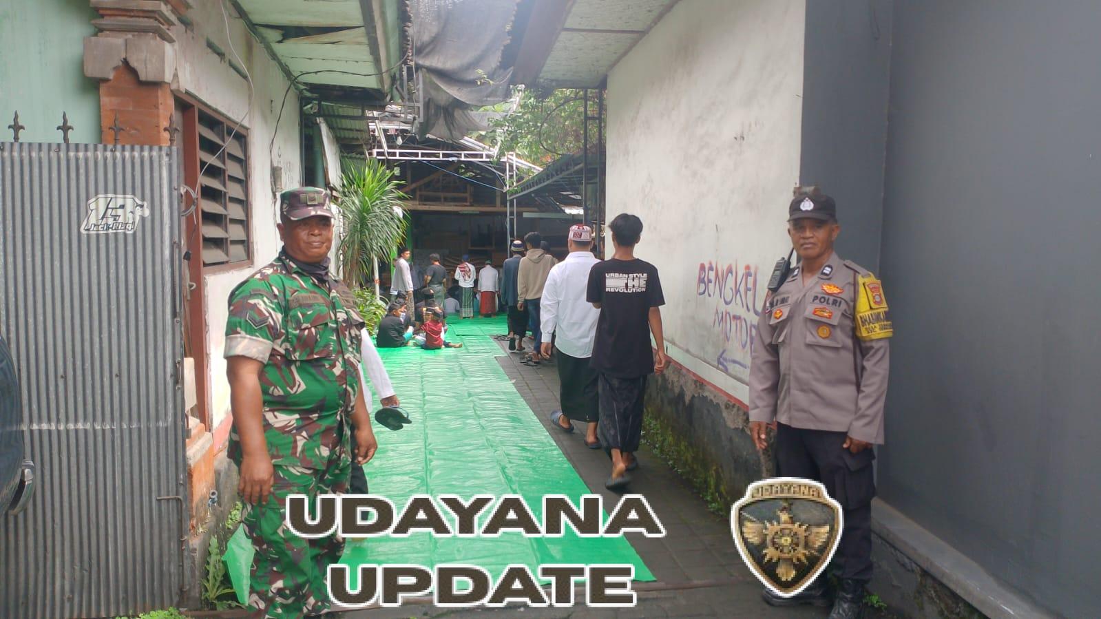 Bentuk Pelayanan kepada Masyarakat, Babinsa Kawal Ibadah Jumat di Desa Tegallalang