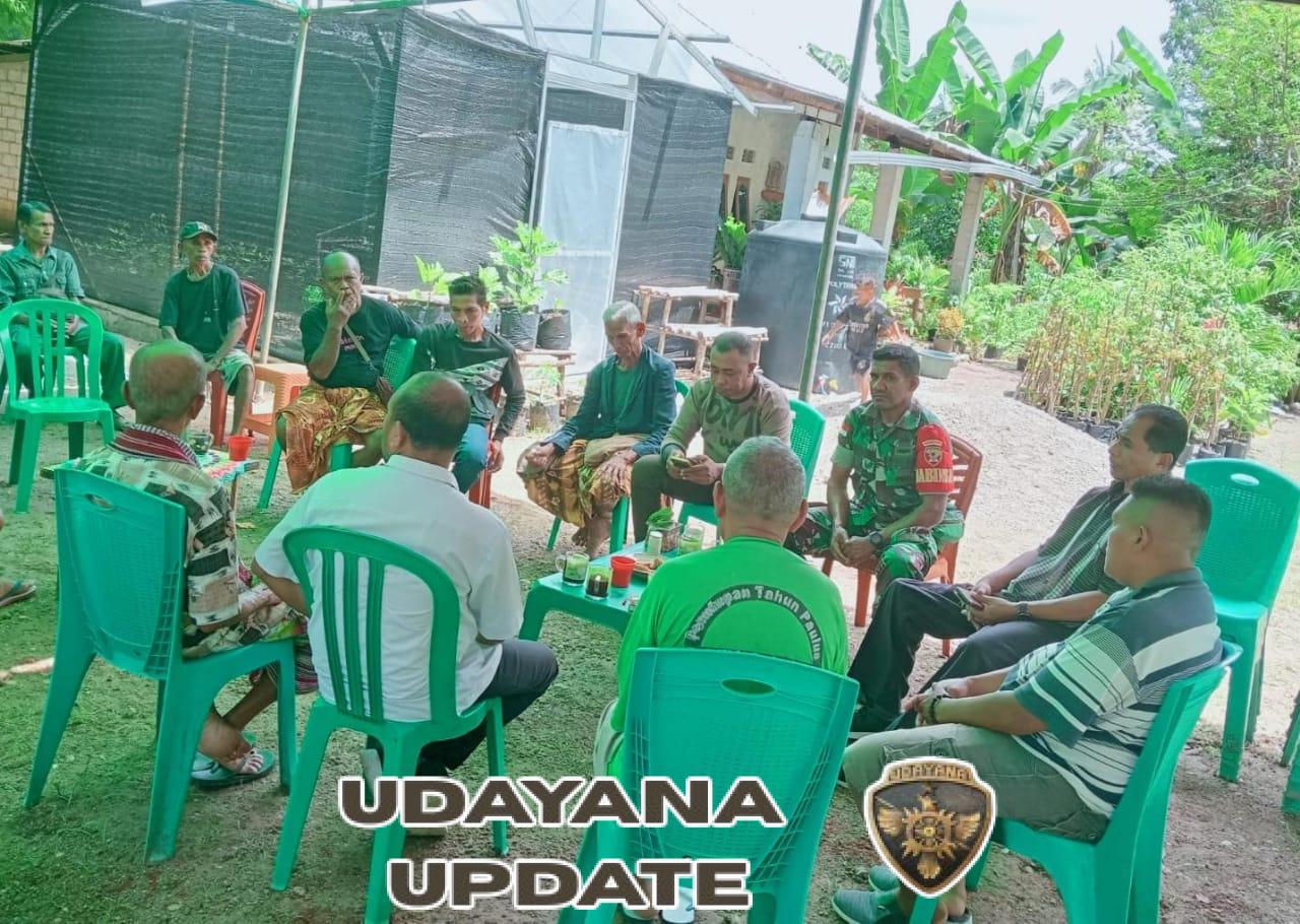 Tingkatkan Kemanunggalan TNI-Rakyat, Babinsa Koramil 1618-01/Miotim Gelar Komsos di Desa Fatumuti Noemuti