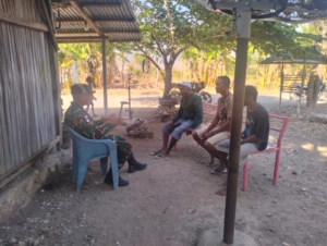 Tingkatkan Komunikasi Sosial, Babinsa Koramil 1618-03/Insut Sambangi Rumah Warga