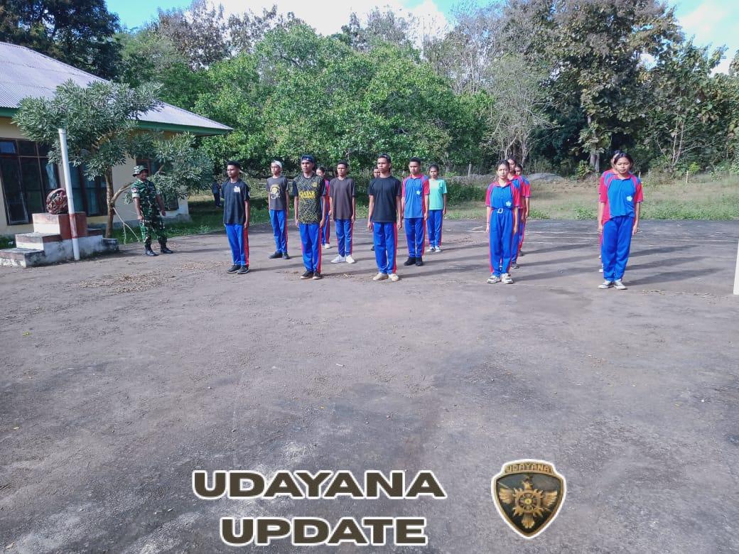 Penuh Semangat, Siswa Paskibra Dilatih Babinsa Koramil 1618-04/Bisel di Lapangan Kantor Camat Insana Tengah