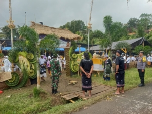 Kawal Pelaksanaan Upacara Pitra Yadnya, Wujud Nyata Kontribusi Babinsa Batukandik  Dalam Kegiatan Di Wilbin