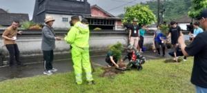 Bersatu Wujudkan Lingkungan Bersih Dan Lestari, TNI Polri Dan Pemdes Selisihan Karya Bakti Bersama Mahasiswa KKN