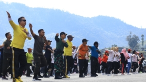 Hangatnya Kebersamaan Satgas Yonif 743/PSY dan Forkopimda di Halaman Kantor Bupati Puncak Jaya