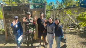 Monitoring Wilayah Babinsa Dampingi Tim Nakes Puskesmas Feopopi Kegiatan STBM Pilar 1 di Desa Binaan