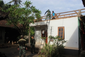 TMMD 125: TNI dan Warga Banjar Jeleka Kompak Bangun Rumah Petani Lansia