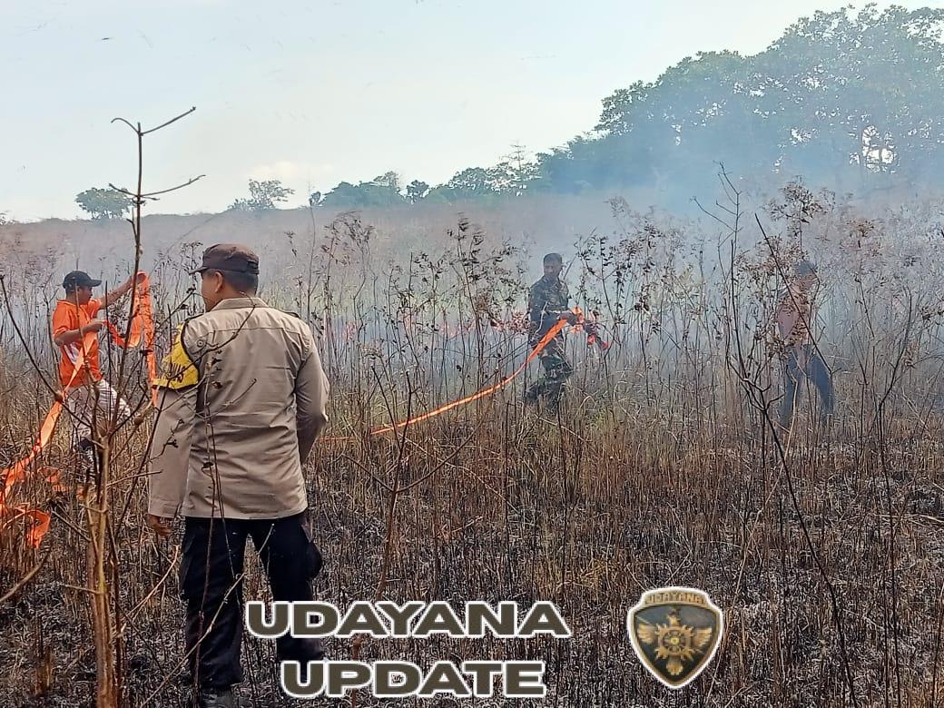 Babinsa dan Warga Bersama Padamkan Api, Selamatkan Permukiman Desa Tanamodu