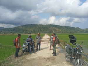 Wujudkan Kondisi Aman, Babinsa Awasi Langsung Pengukuran Tanah di Wanukaka